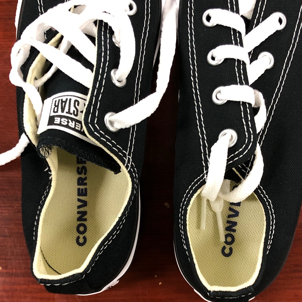Converse Kids Sz 2.5 Black and White Low Top Sneakers - Picture 6 of 8